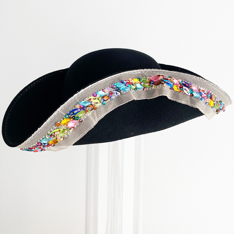 Dreispitz Schwarz mit bunter Pailetten-Bordüre