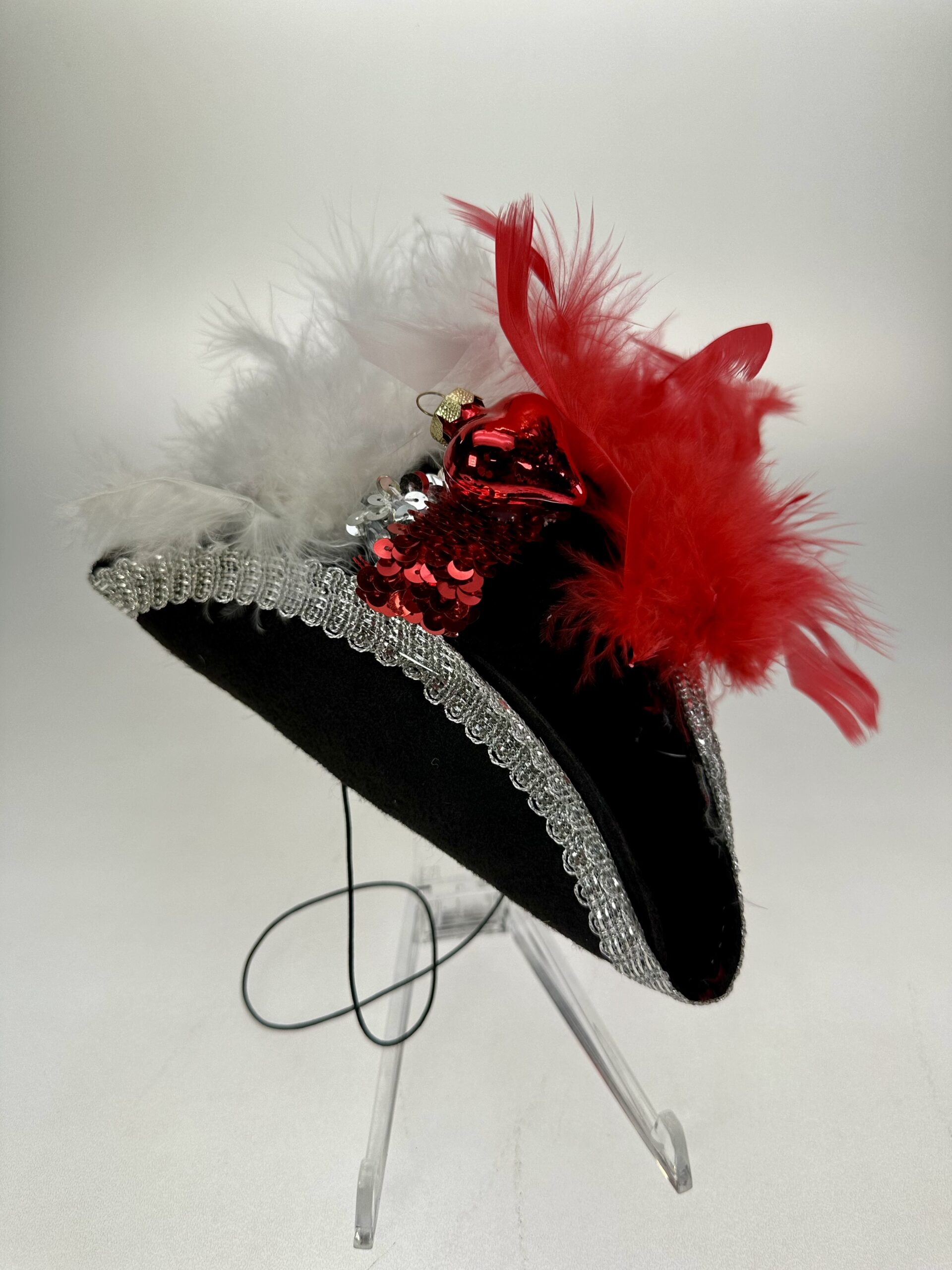 Kleiner Dreispitz mit Gummiband